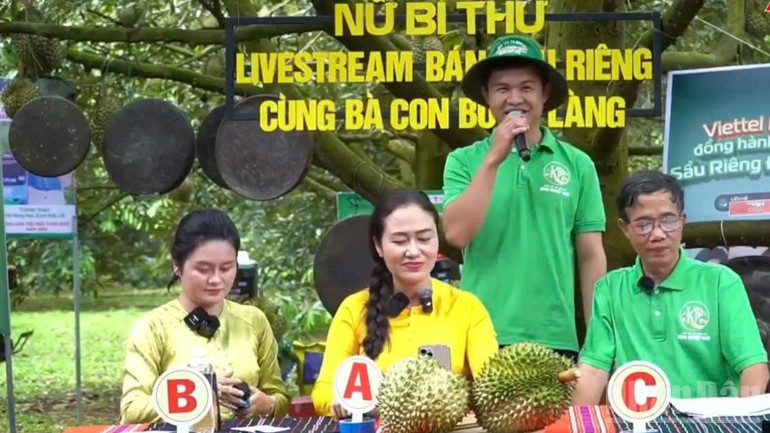 Một thợ gõ sầu riêng chia sẻ việc công việc của mình tại chương trình. ndo_br_img-0285-7602.jpg