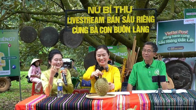 Bí thư Đảng ủy xã Ea Knuếc Ngô Thị Minh Trinh cùng những người tham gia chương trình giới thiệu về quả sầu riêng của xã Ea Knuếc. ndo_br_img-0283-2552.jpg