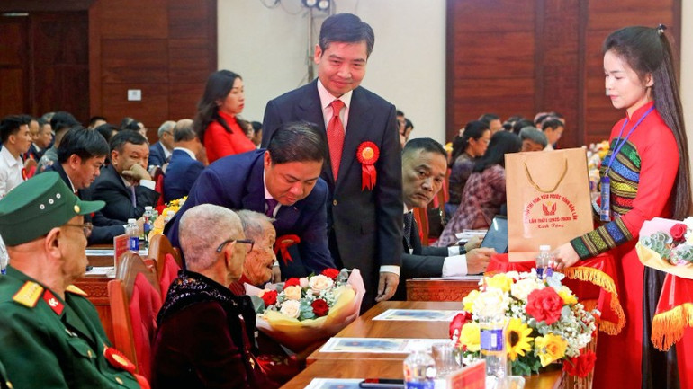 Tajemník strany provincie Dak Lak Luong Nguyen Minh Triet a předseda provinčního lidového výboru Ta Anh Tuan předali dary vietnamským hrdinským matkám. img-7170-5100.jpg