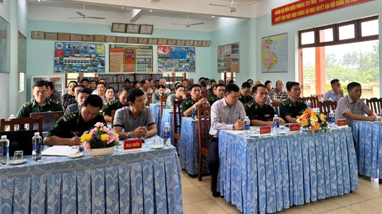 Các đại biểu và ngư dân tham dự hội nghị. img-0685-9552.jpg