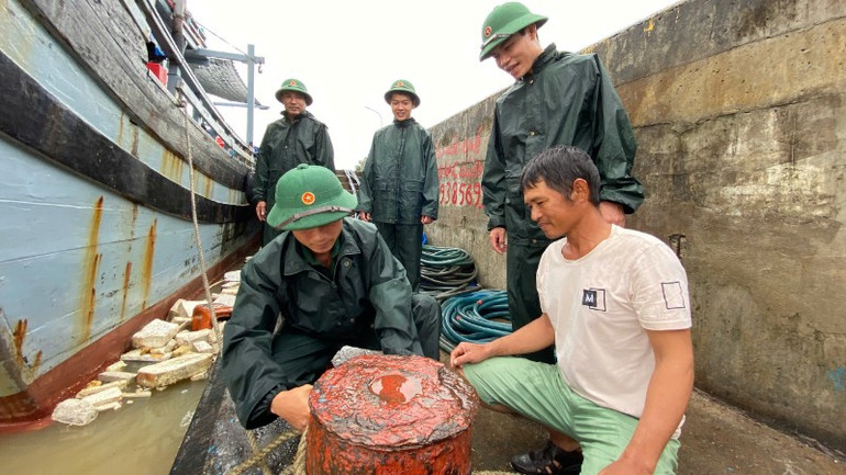Cán bộ, chiến sĩ Đồn Biên phòng Tuy Hòa giúp nhân dân neo đậu tàu thuyền an toàn trước diễn biến phức tạp của bão 12. img-0676-9634.jpg