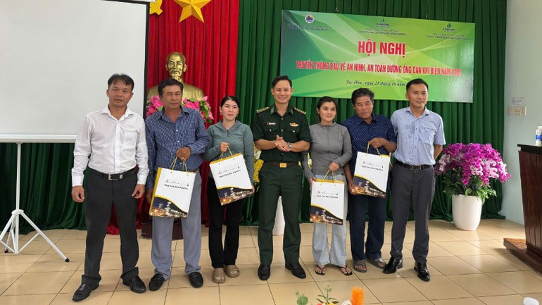 Lãnh đạo Đồn Biên phòng Tuy Hòa và các doanh nghiệp tặng quà cho các ngư dân. img-0683-6503.jpg