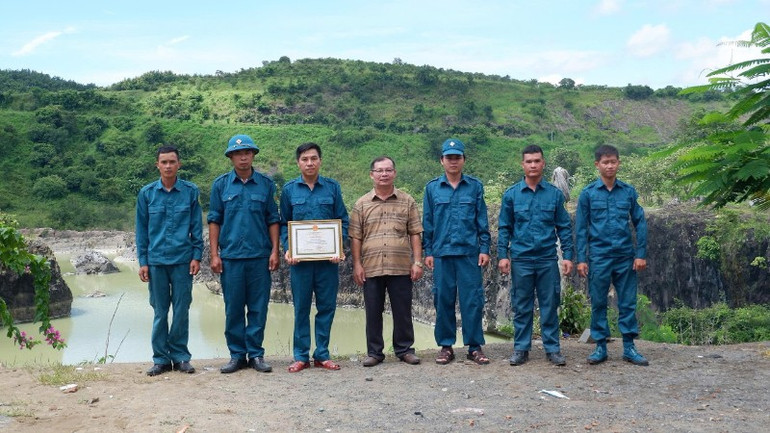 Phó Bí thư Đảng ủy, Chủ tịch Ủy ban nhân dân xã Ea Wer Nguyễn Hữu Truyền trao tặng Giấy khen của Ủy ban nhân dân xã cho lực lượng dân quân tự vệ của xã đã nỗ lực tham gia cứu nạn, cứu hộ. img-0139-3643.jpg