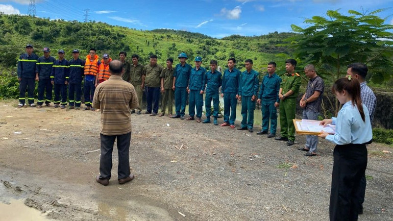 Phó Bí thư Đảng ủy, Chủ tịch Ủy ban nhân dân xã Ea Wer Nguyễn Hữu Truyền thăm hỏi, động viên các lực lượng tham gia cứu nạn, cứu hộ. img-0137-6454.jpg