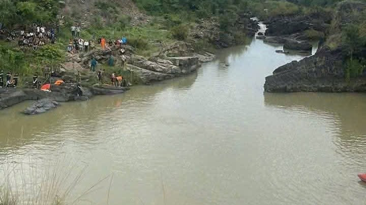 Hồ Cá Sấu (hay còn gọi là hồ Đá Xanh) nơi xảy ra vụ đuối nước. img-0142-8612.jpg