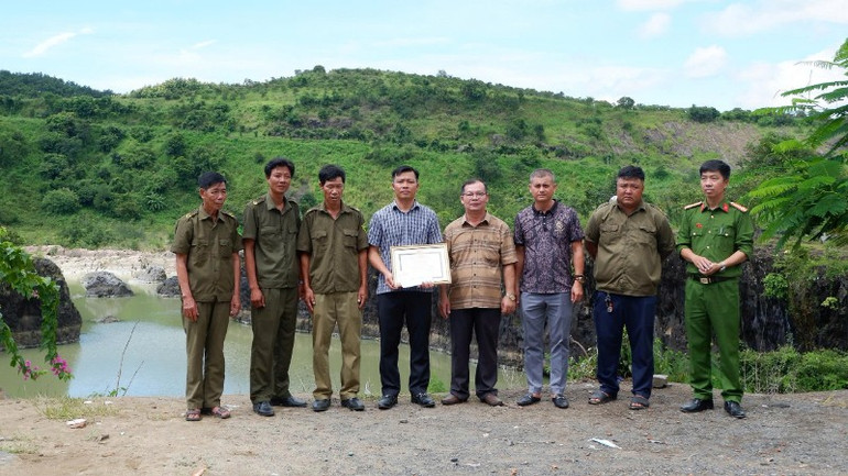 Phó Bí thư Đảng ủy, Chủ tịch Ủy ban nhân dân xã Ea Wer Nguyễn Hữu Truyền trao Giấy khen của Ủy ban nhân dân xã tặng công an viên các thôn trong xã đã nỗ lực tham gia cứu nạn, cứu hộ. img-0140-5386.jpg