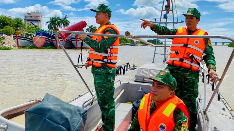 Cán bộ, chiến sĩ Đồn Biên phòng Tuy Hòa tuyên truyền, thường xuyên nhắc nhở ngư dân không được chủ quan, nắm chắc thông tin dự báo về cơn bão số 6. img-0733-3055.jpg
