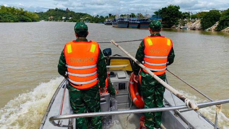 Cán bộ, chiến sĩ Đồn Biên phòng Tuy Hòa tuần tra, hướng dẫn các biện pháp phòng tránh bão, sắp xếp neo đậu tàu thuyền đúng nơi quy định. img-0730-2804.jpg