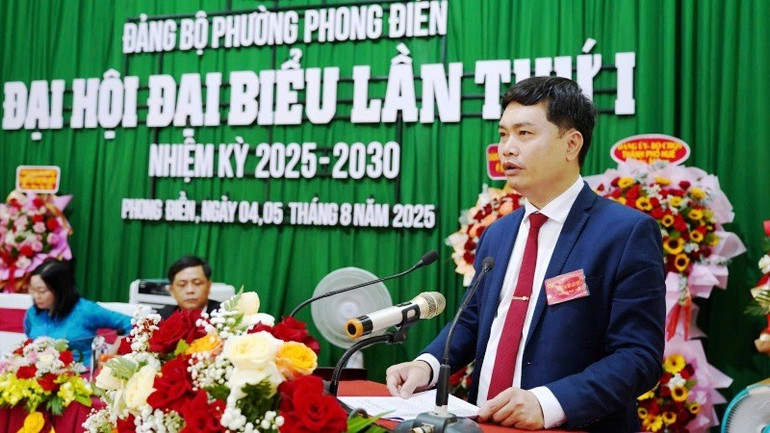 Bí thư Đảng ủy, Chủ tịch Hội đồng nhân dân phường Phong Điền Hoàng Việt Cường phát biểu khai mạc Đại hội. 2.jpg