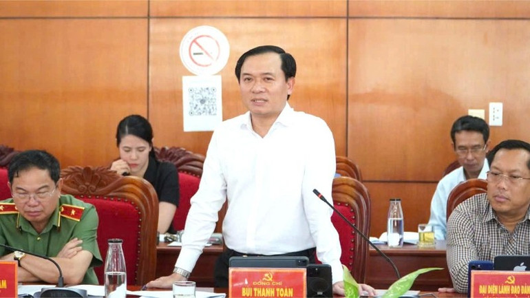 Der Direktor des Wissenschafts- und Technologieamtes der Provinz Dak Lak, Bui Thanh Toan, hielt bei dem Treffen eine Rede. img-1091-7258-2424.jpg