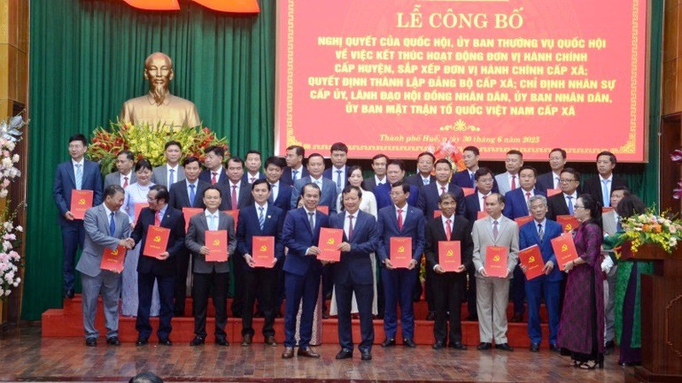 Thành ủy Huế trao quyết định cho các bí thư xã, phường mới thành lập. 8.jpg