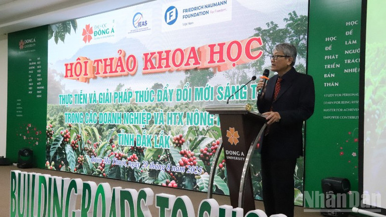 Tiến sĩ Trần Ngọc Thanh, Quyền Viện trưởng Viện Nông nghiệp và Phát triển nông thôn Tây Nguyên (Trường Đại học Đông Á) phát biểu tại hội thảo. ndo_br_img-3924-3324.jpg