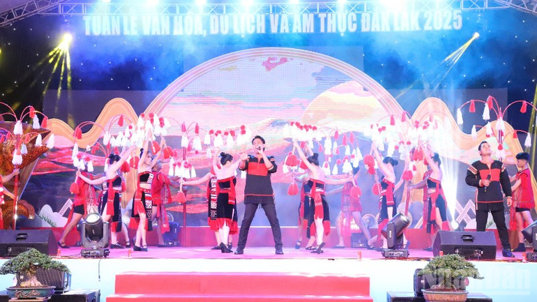Chương trình nghệ thuật chào mừng Tuần lễ văn hóa, du lịch và ẩm thực Đắk Lắk 2025. ndo_br_img-4007-6249.jpg