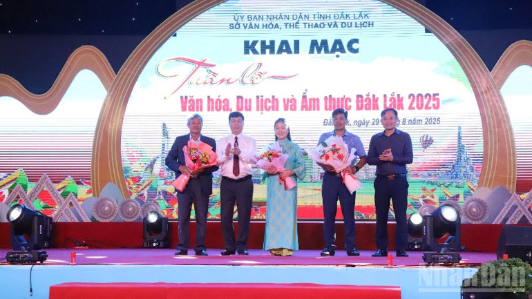 Lãnh đạo Sở Văn hóa, Thể thao và Du lịch tỉnh Đắk Lắk tặng hoa cảm ơn các đơn vị đồng hành cùng Tuần lễ văn hóa, du lịch và ẩm thực Đắk Lắk 2025. ndo_br_img-4025-2363.jpg