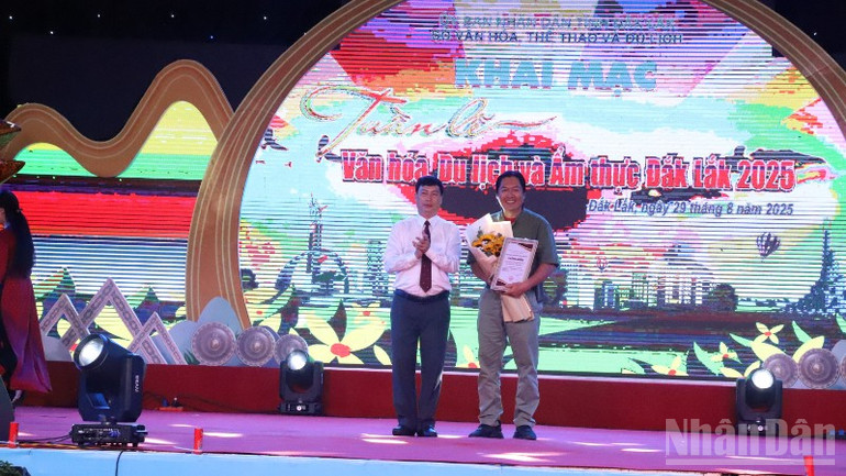 Giám đốc Sở Văn hóa, Thể thao và Du lịch tỉnh Đắk La81k trao chứng nhận tặng tác phẩm “Cá ngừ đại dương khổng lồ” cho nghệ nhân Phạm Hồng Bảo. ndo_br_img-4014-2023.jpg