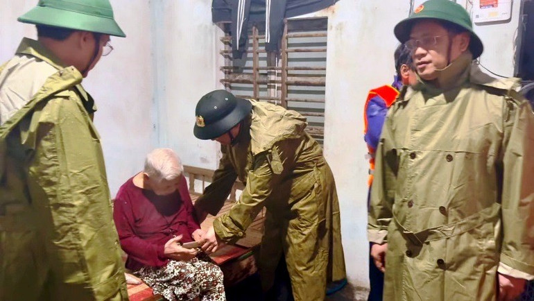 Thiếu tướng Nguyễn Thanh Tuấn, Giám đốc Công an thành phố tặng quà cho bà con vùng lũ. 4.jpg