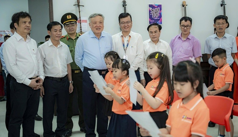 Phó Thủ tướng Thường trực Chính phủ Nguyễn Hòa Bình cùng các em học sinh tại Tổ hợp Giáo dục FPT Huế. (Ảnh: LÊ HOÀNG) 6.jpg