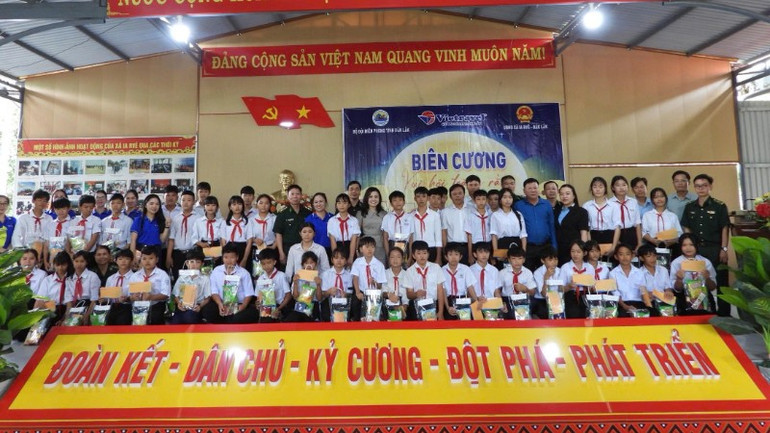 Các đơn vị tham gia chương trình “Biên cương - Vui hội trăng rằm” cùng lãnh đạo cấp ủy, chính quyền và các cháu học sinh xã biên giới Ia Rvê. img-0699-307.jpg