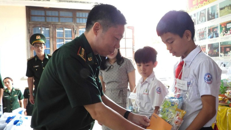 Đại tá Đỗ Quang Thấm, Chính ủy Bộ đội Biên phòng tỉnh Đắk Lắk tặng quà cho các cháu học sinh xã biên giới Ia Rvê img-0701-7750.jpg