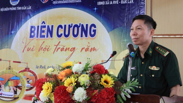 Đại tá Đỗ Quang Thấm, Chính ủy Bộ đội Biên phòng tỉnh Đắk Lắk phát biểu tại chương trình “Biên cương - Vui hội trăng rằm” xã biên giới Ia Rvê. img-0698-1755.jpg