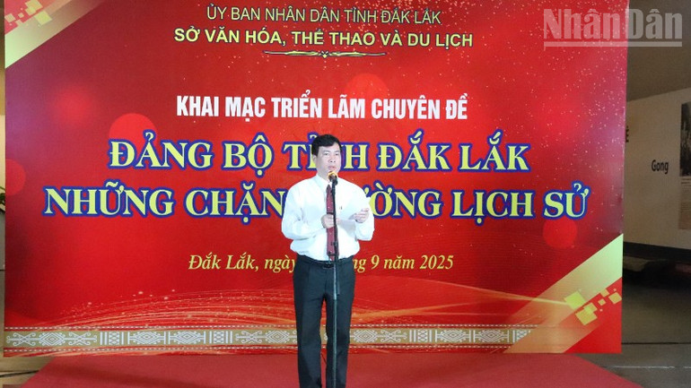 Tran Hong Tien, Direktor des Ministeriums für Kultur, Sport und Tourismus der Provinz Dak Lak, hielt die Eröffnungsrede der Ausstellung. ndo_tr_img-4992-6034.jpg