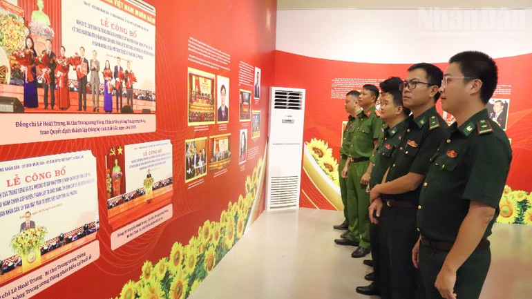 Offiziere und Soldaten der Landeswehr besuchen die Ausstellung. ndo_tr_img-5035-5438.jpg