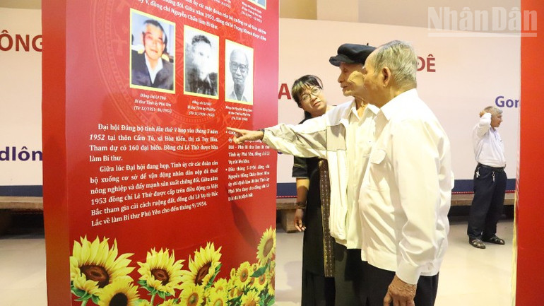 Ehemalige Politiker der Provinz Dak Lak besuchten die Ausstellung. ndo_tr_img-5051-4156.jpg