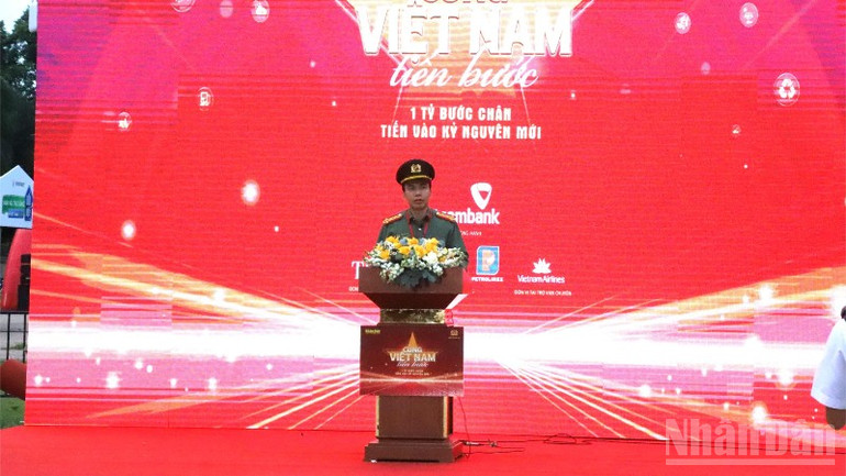 พันเอก Tran Quang Hieu รองผู้กำกับการตำรวจจังหวัด Dak Lak กล่าวสุนทรพจน์ที่สะพาน Dak Lak ndo_br_img-3160-1291.jpg
