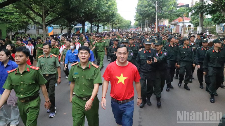มีเจ้าหน้าที่ตำรวจและทหารเข้าร่วมการเดินขบวนจำนวนมาก ndo_br_img-3527-8626.jpg
