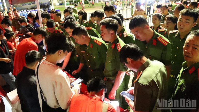 เจ้าหน้าที่ตำรวจและทหารลงทะเบียนเข้าร่วมโครงการ ndo_br_img-3031-6096.jpg