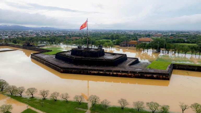 Tại khu vực Đại nội Huế, nước ngập khoảng 0,3m. Ngoài ra, các điểm di tích khác cũng bị ngập cục bộ. 4.jpg