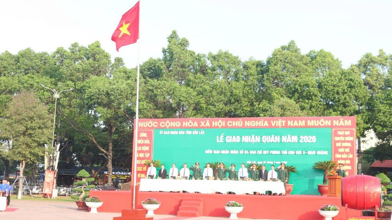 Các đại biểu thực hiện nghi thức chào cờ tại lễ giao nhận quân.