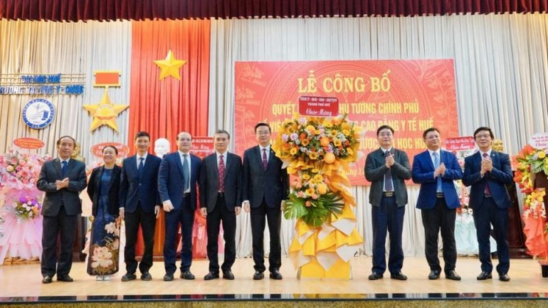 មេដឹកនាំទីក្រុង Hue ជូនផ្កាដើម្បីអបអរសាទរ។ 3-6155.jpg