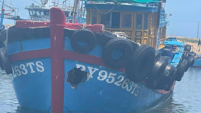 Vụ va chạm khiến tàu cá PY-95263-TS bị thủng mạn trái phía trước mũi. img-0703-5779.jpg