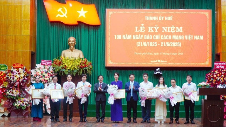 Ủy ban nhân dân thành phố Huế trao tặng bằng khen cho 9 tập thể có thành tích xuất sắc trong hoạt động báo chí trên địa bàn. 2-1636.jpg