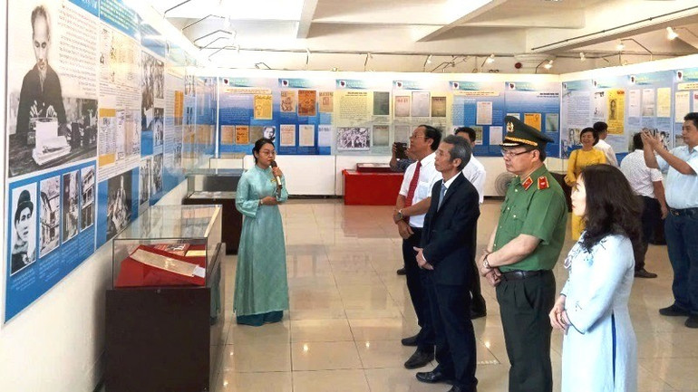 Các đại biểu nghe giới thiệu về quá trình hình thành, phát triển báo chí Huế trong dòng chảy báo chí cách mạng Việt Nam. 2.jpg