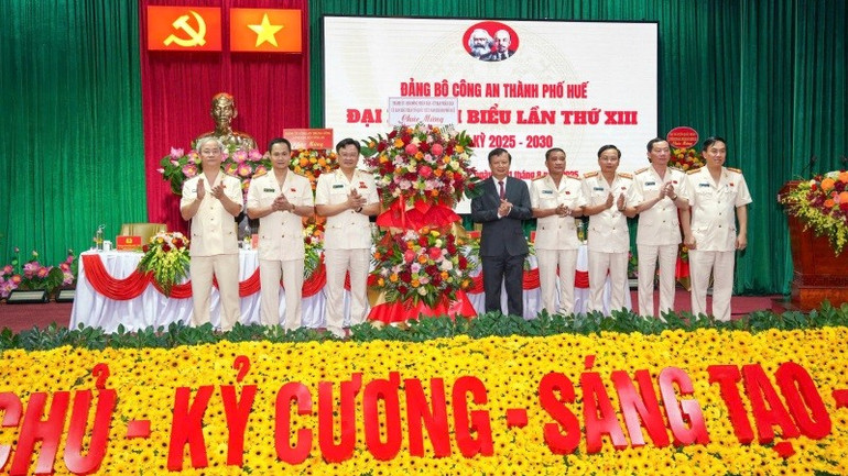 Thay mặt Thường trực Thành ủy, đồng chí Bí thư Thành ủy Huế Lê Trường Lưu chúc mừng Đại hội Đảng bộ Công an thành phố Huế. 5.jpg
