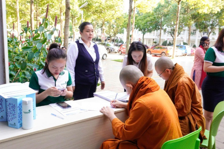 Các nhà sư cũng tình nguyện tham gia hiến máu tình nguyện. img-0671-3632.jpg
