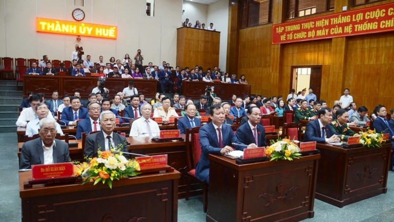 Lãnh đạo và nguyên lãnh đạo Đảng, Nhà nước và lãnh đạo thành phố qua các thời kỳ tham dự lễ công bố. 3.jpg