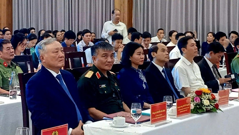 Phó Thủ tướng Thường trực Nguyễn Hòa Bình cùng lãnh đạo các Bộ, ngành của Trung ương tham dự Ngày hội. f.jpg