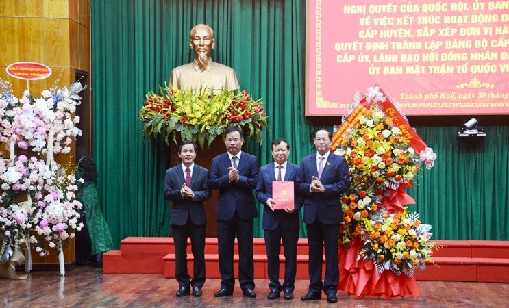 Phó Chủ tịch Quốc hội Trần Quang Phương trao Nghị quyết của Ban Thường vụ Quốc hội cho lãnh đạo thành phố Huế. 5.jpg