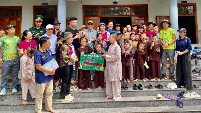 Các đơn vị cũng đến thăm, hỗ trợ chùa Hải Sơn, nơi đang nuôi dưỡng gần 50 trẻ mồ côi, góp phần chăm lo đời sống cho các cháu nhỏ. img-0491-7790-1837.jpg