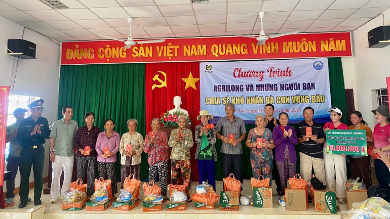 Đại diện Đồn Biên phòng Xuân Đài, Agrilong và Hội thiện nguyện Đom Đóm Phú Yên thăm hỏi, động viên và trao hỗ trợ cho các hộ dân bị thiệt hại do bão số 13 trên địa bàn phường Sông Cầu. img-0480-4499.jpg