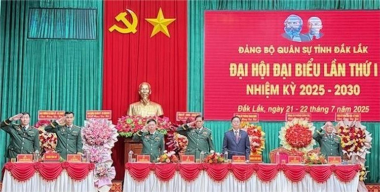 Đoàn chủ tịch đại hội. img-72-3706.jpg