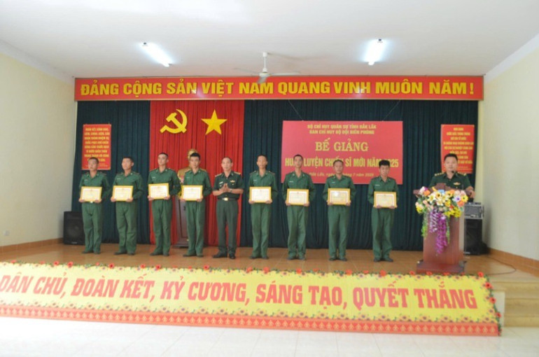 Lãnh đạo Ban Chỉ huy Bộ đội Biên phòng tỉnh Đắk Lắk tặng Giấy khen các chiến sĩ có thành tích trong huấn luyện. img-0777-4579.jpg