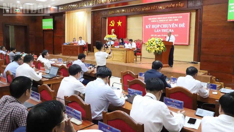 Phó Chủ tịch Ủy ban nhân dân tỉnh Đắk Lắk Trương Công Thái trình bày tờ trình của Ủy ban nhân dân tỉnh đề nghị thông qua Nghị quyết quyết định chủ trương chuyển mục đích sử dụng 186,5ha rừng sang mục đích khác để thực hiện Dự án đầu tư xây dựng và kinh doanh kết cấu hạ tầng Khu công nghiệp công nghệ cao Phú Yên. ndo_tl_img-7245-6484.jpg