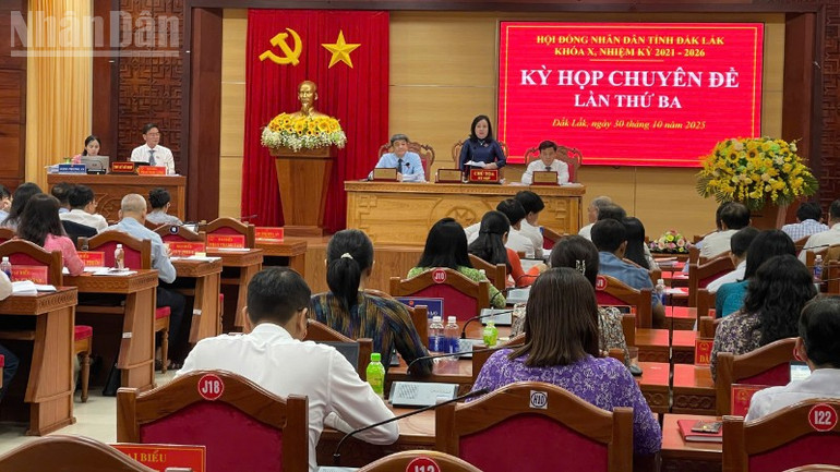 Phó Bí thư Thường trực Tỉnh ủy, Chủ tịch Hội đồng nhân dân tỉnh Đắk Lắk Cao Thị Hòa An điều hành thảo luận tại kỳ họp. ndo_tl_img-0493-7213.jpg