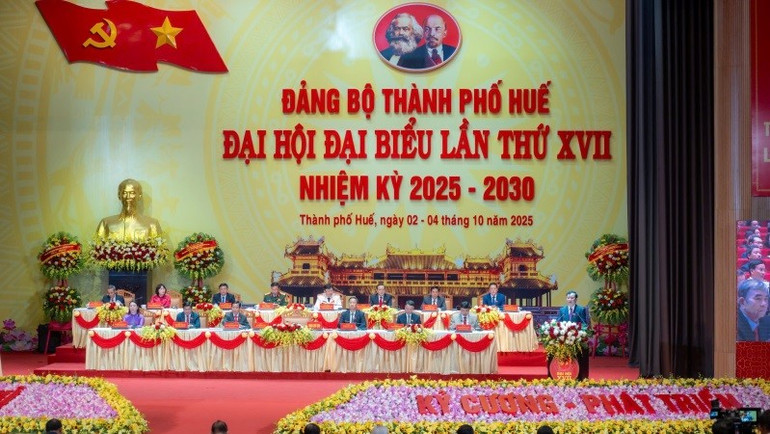 Đoàn Chủ tịch điều hành Đại hội. 4.jpg