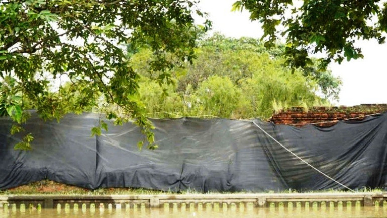 Trước mắt, Trung tâm Bảo tồn di tích Cố đô Huế đã tiến hành rào chắn, bảo đảm an toàn khu vực tường sập. 3.jpg