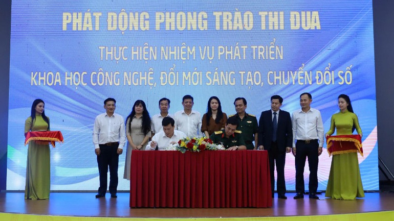 Lãnh đạo Sở Văn hóa, Thể thao và Du lịch tỉnh Đắk Lắk ký kết biên bản ghi nhớ hợp tác với VNPT Đắk Lắk, Viettel Đắk Lắk về chuyển đổi số. img-1094-8145.jpg